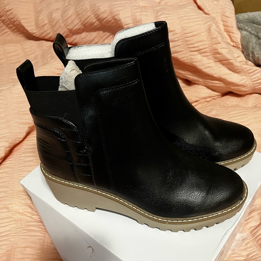 NIB/NWT Dolce Vita Rielle boots - size 9